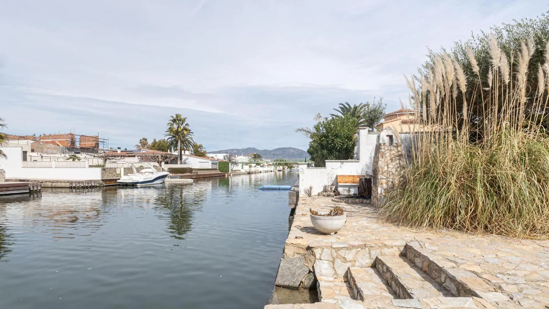 Acogedor Chalet De 2 Dormitorios Con Amarre De 12,5M, Terraza Y Jardin En Empuriabrava - Hisp-288-62 location