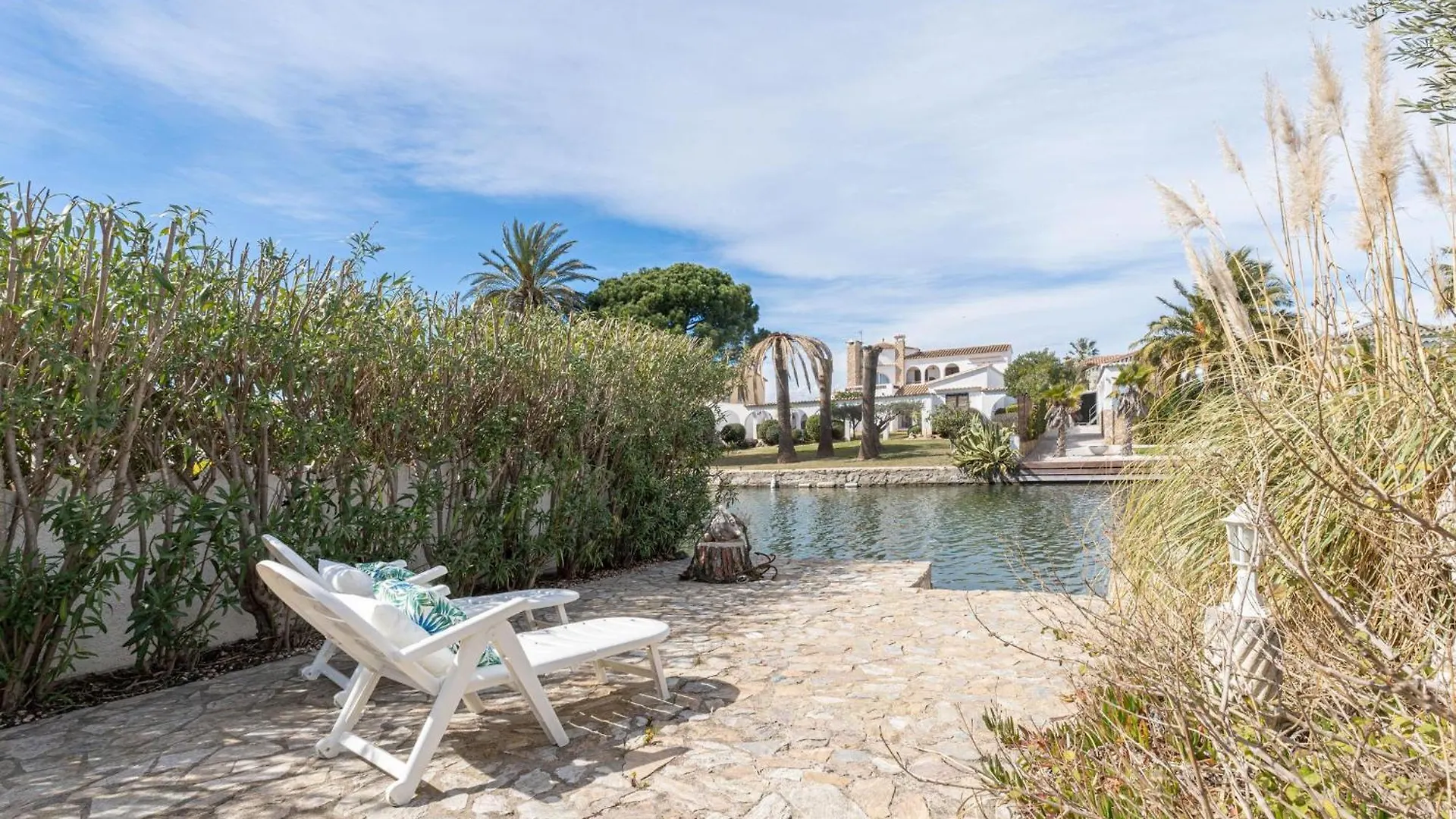 Acogedor Chalet De 2 Dormitorios Con Amarre De 12,5M, Terraza Y Jardin En Empuriabrava - Hisp-288-62