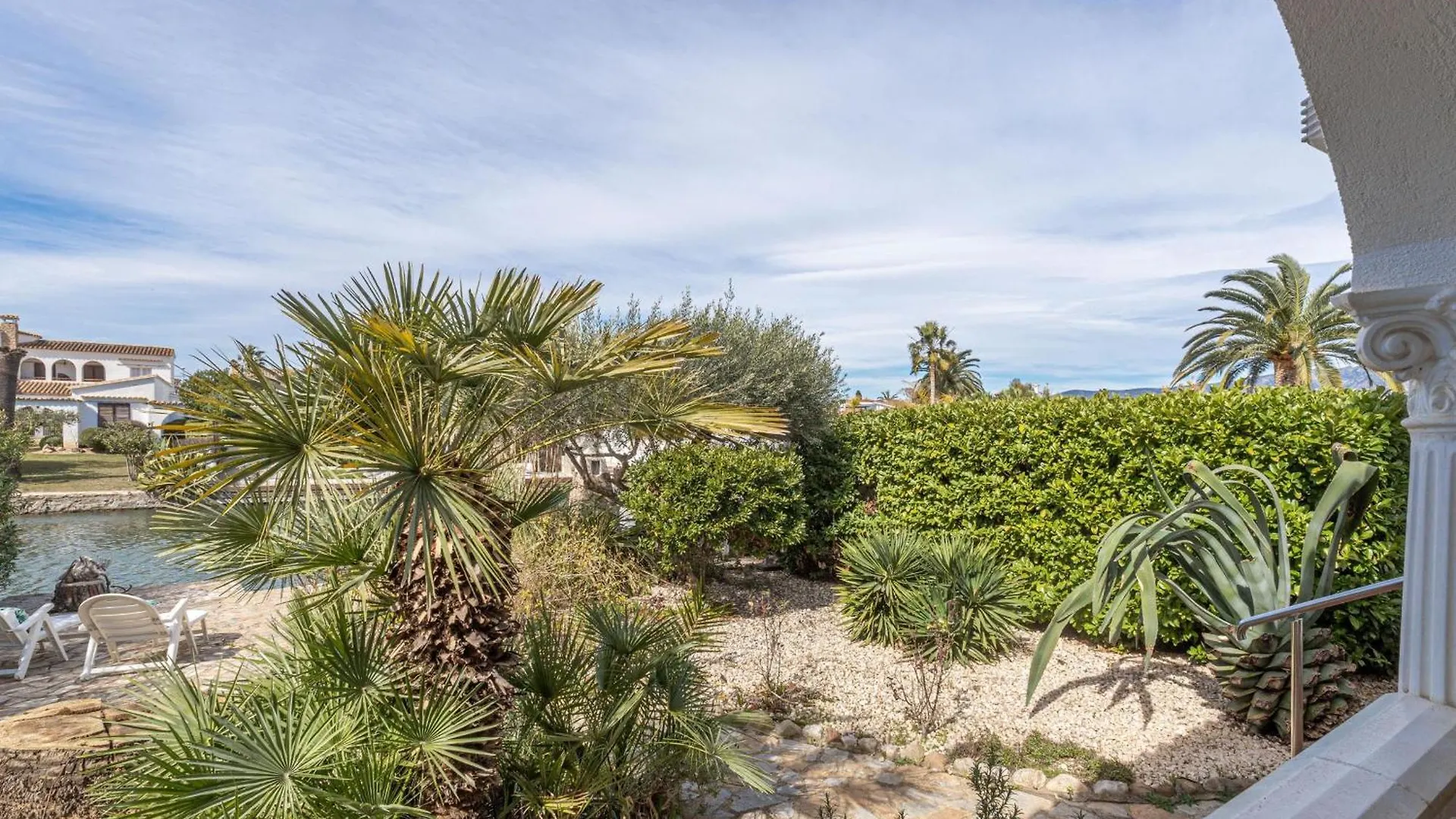 Acogedor Chalet De 2 Dormitorios Con Amarre De 12,5M, Terraza Y Jardin En Empuriabrava - Hisp-288-62