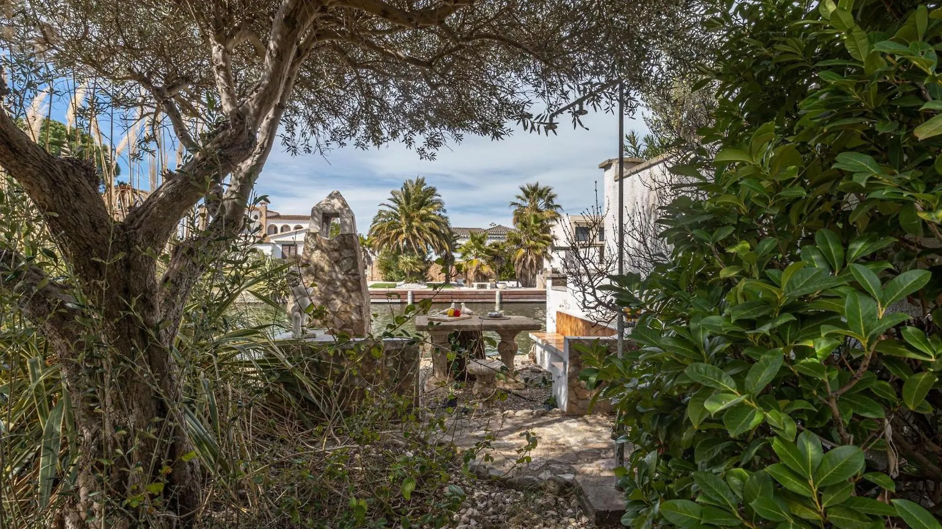 Acogedor Chalet De 2 Dormitorios Con Amarre De 12,5M, Terraza Y Jardin En Empuriabrava - Hisp-288-62 0*,